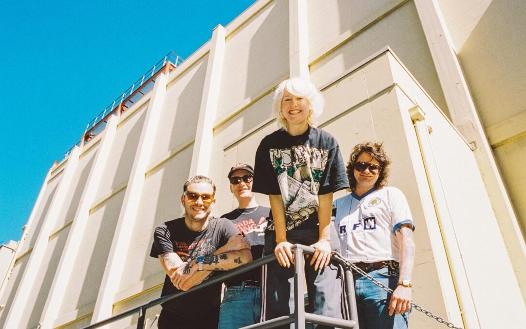 Imagem dos integrantes do Amyl and The Sniffers