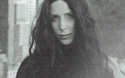 Chelsea Wolfe compartilha o EP com remixes do recente álbum “She Reaches Put To She Resches Out To She”