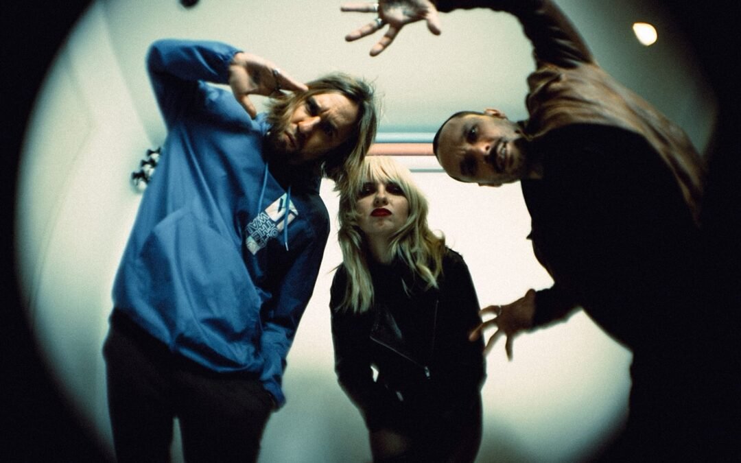 Deb and The Mentals compartilha o single “Suck Me In”