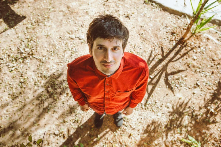 Marcelo Segreto lança a música “Oi e Tchau” em parceria com a Tiê