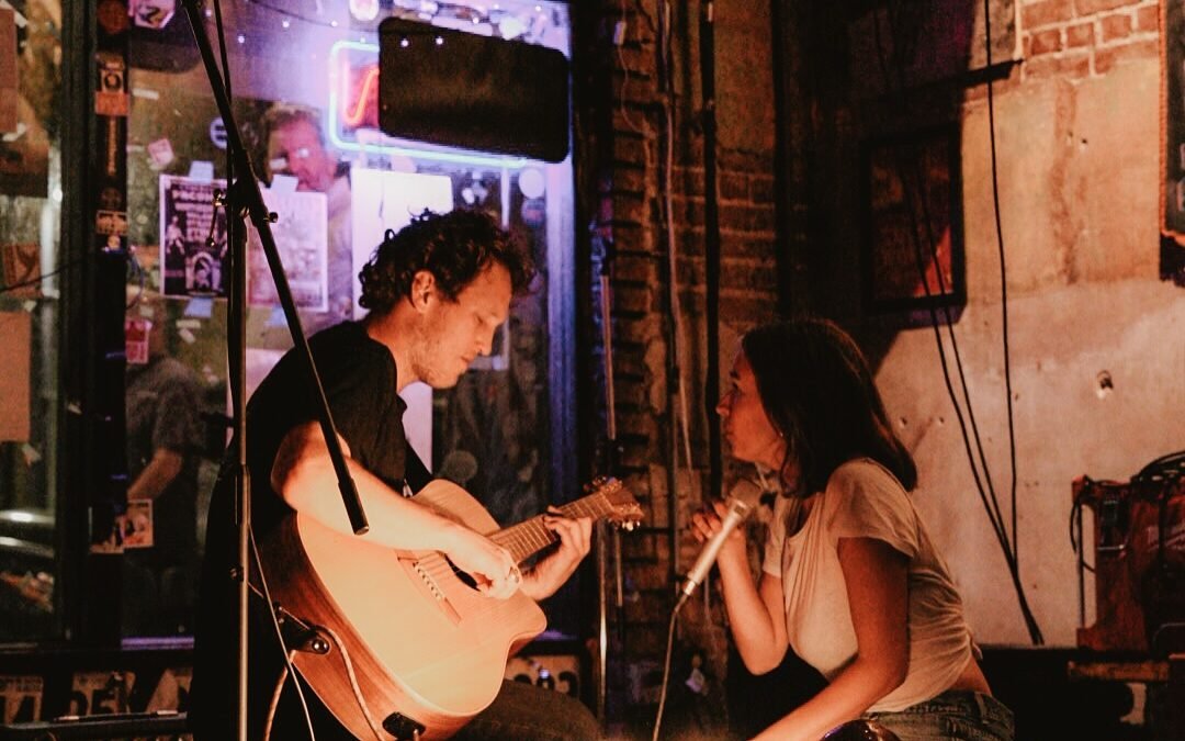 Iris and The Shade abusa dos sintetizadores no single “Right On Me”