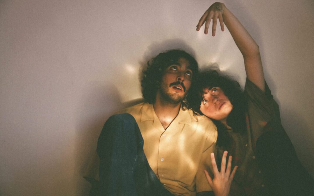 Entre o amor e a guerra, “Handycam” revela o olhar íntimo de Sophia Chablau e Felipe Vaqueiro